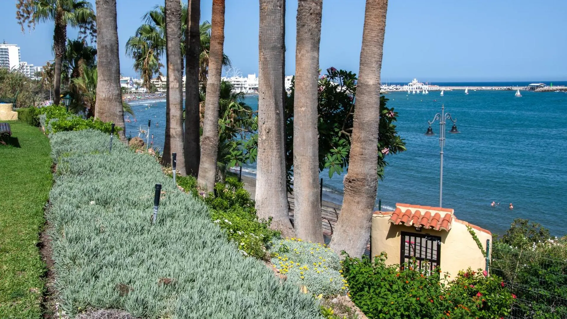 Stunning Beachfront Apartment With Sea Views Benalmadena 0*,